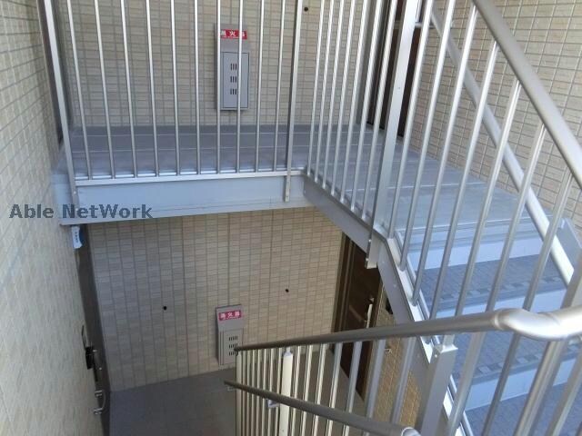 物件外観写真5　(共用部階段)