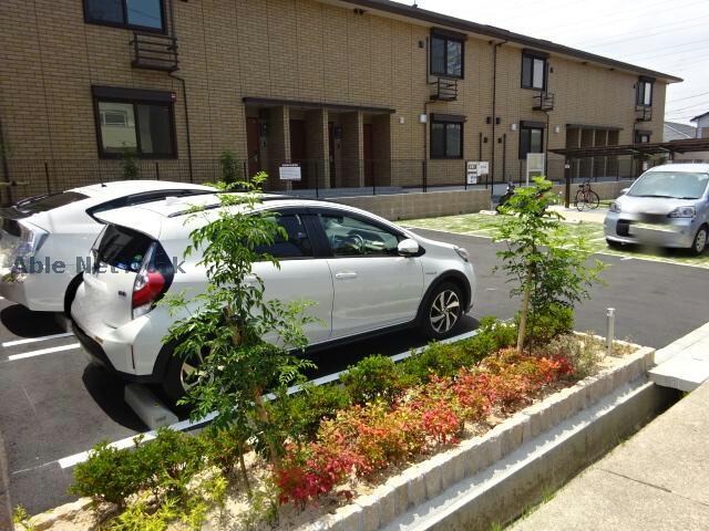 物件外観写真4　(駐車場)