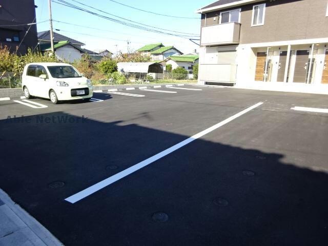 物件外観写真3　(駐車場)