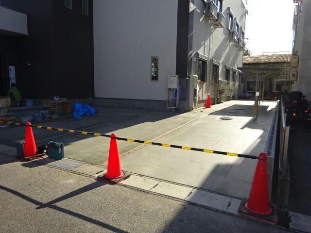 物件外観写真2　(駐車場（３区画）)