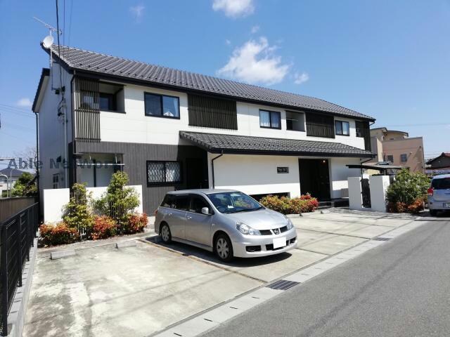 物件外観写真2　(駐車場)