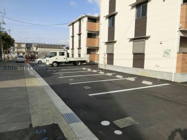 物件外観写真5　(駐車場)