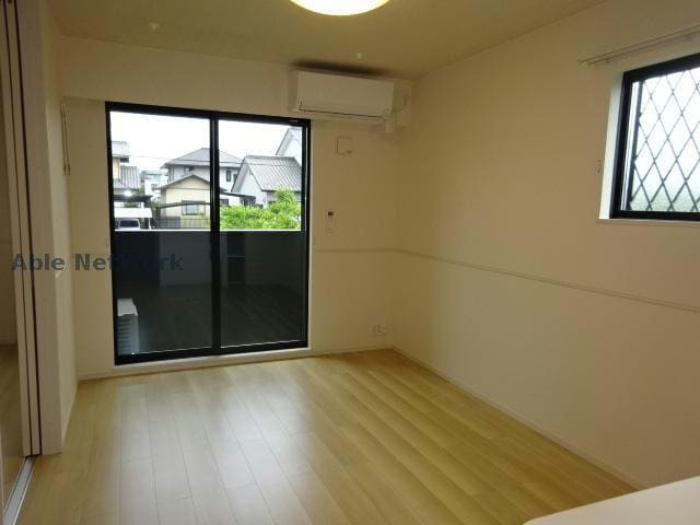 物件内観写真7　(同型モデル ※小窓はありません。)