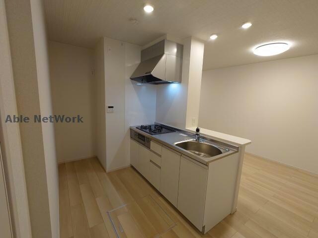 物件内観写真3　(同型モデル ※実際のコンロはIHです)