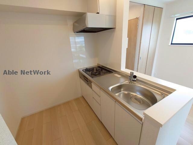 物件内観写真3　(同型モデル ※実際のコンロはIHです。)