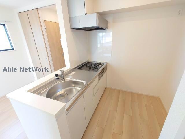 物件内観写真3　(同型モデル ※実際のコンロはIHです。)