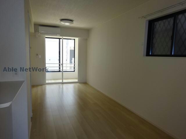 物件内観写真2　(同型モデル ※小窓はありません。)