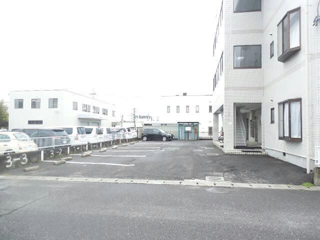 物件外観写真3　(駐車場)