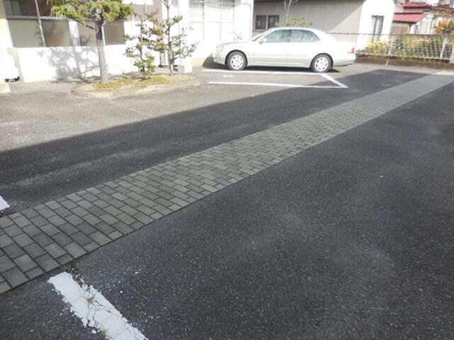 物件外観写真3　(駐車場)