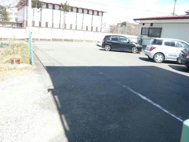 物件外観写真5　(駐車場)