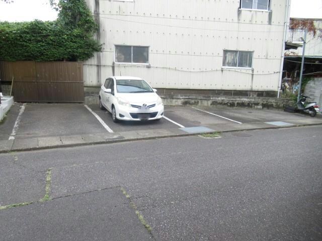 物件外観写真4　(駐車場)