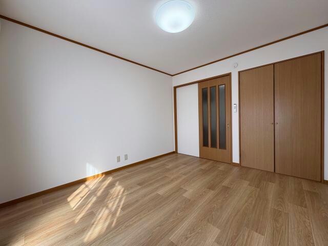 物件内観写真10　(リビング　別角度)