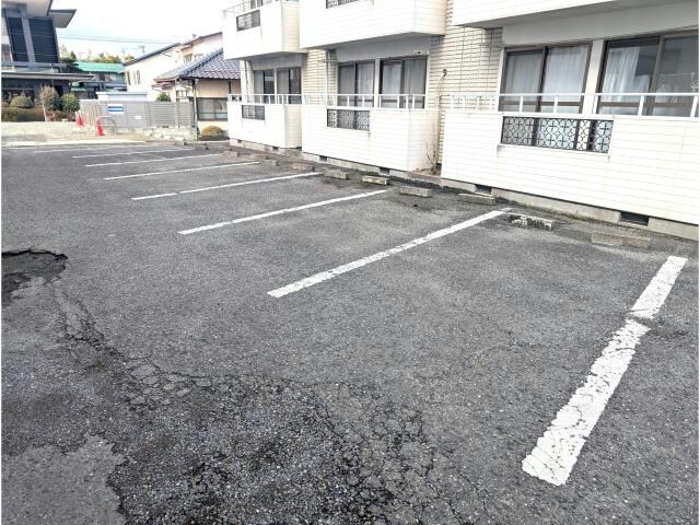 物件外観写真3　(駐車場)