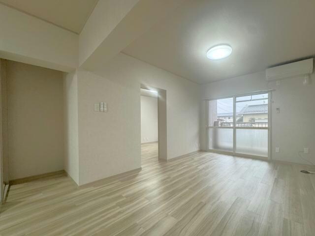 物件内観写真6　(※LDK窓側)