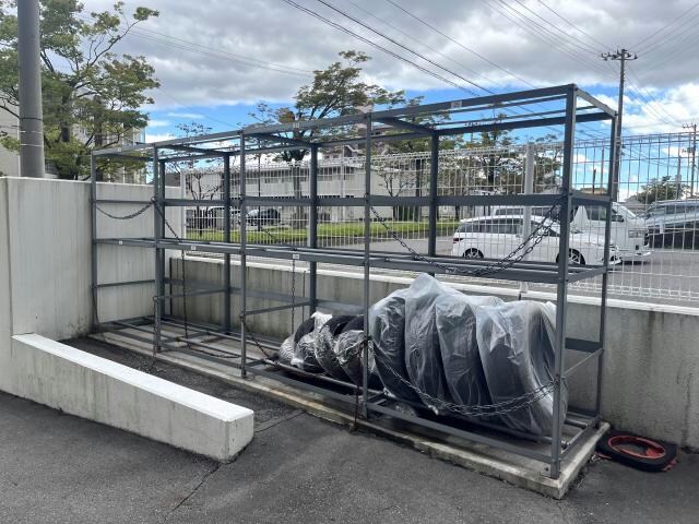 物件外観写真11　(タイヤラック)