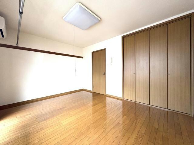 物件内観写真11　(リビング　別角度)