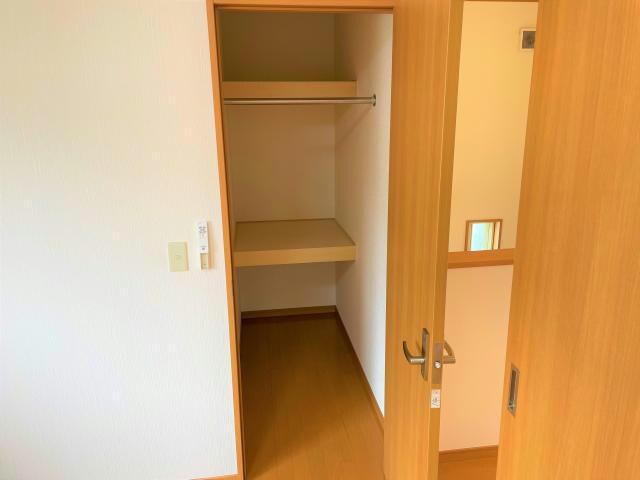 物件内観写真24　(物入れ)