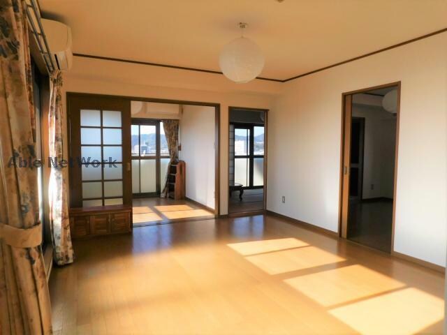 ユトリロ駅南のリビングダイニング