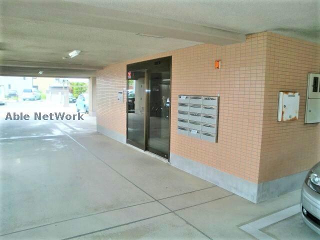 ユトリロ駅南のエントランス部分