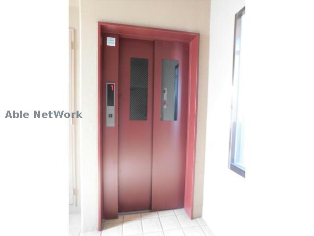 ユトリロ駅南の建物設備(エレベーター)