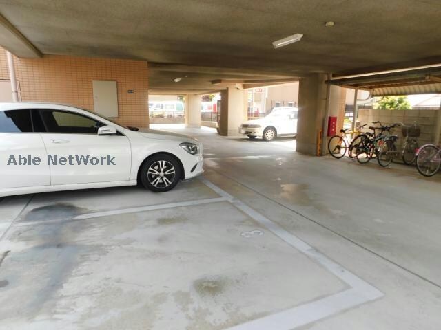 ユトリロ駅南の駐車場