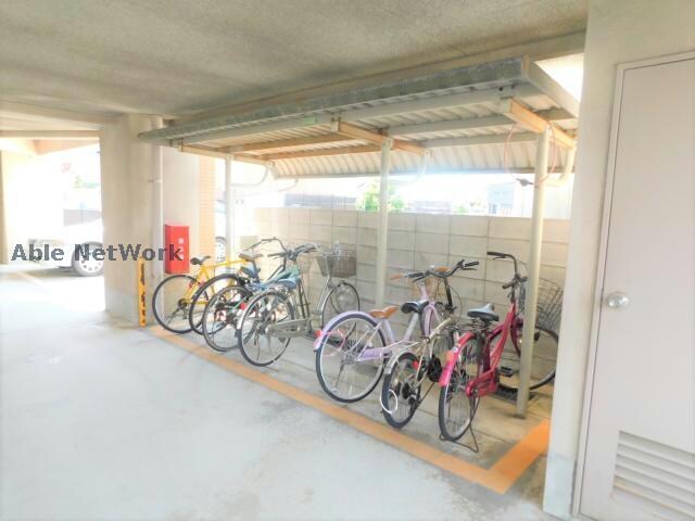 ユトリロ駅南の駐輪場