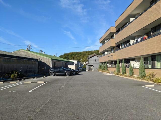 ピノワール　弐番館の駐車場