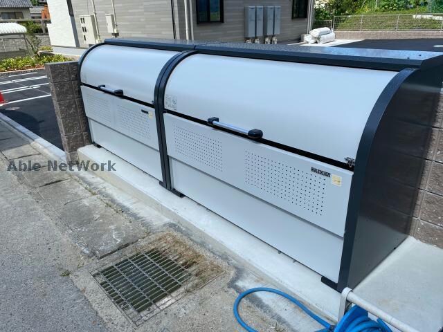 物件外観写真6　(敷地内ごみ置き場)