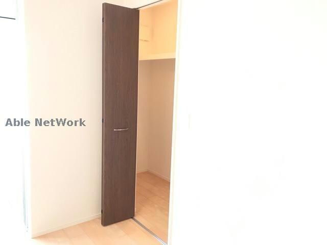 物件内観写真18　(リビング収納)