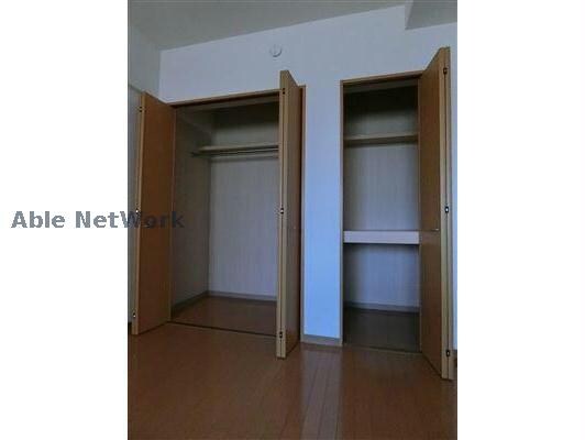 物件内観写真13　(北側洋室　収納)