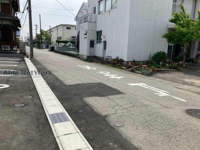 物件外観写真8　(駐車場入り口付近)