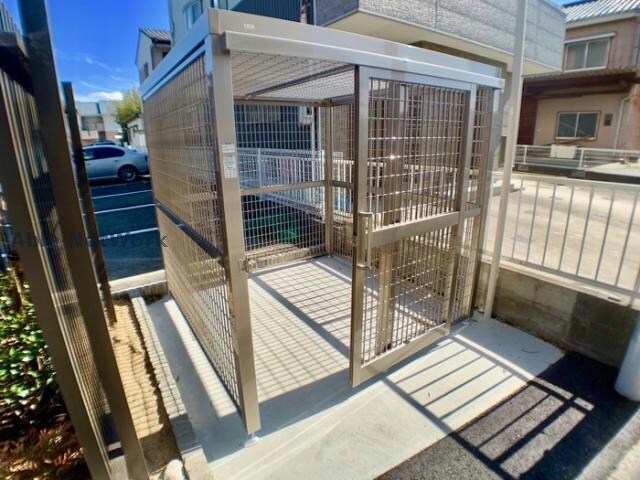 物件外観写真3　(敷地内ゴミ置き場)