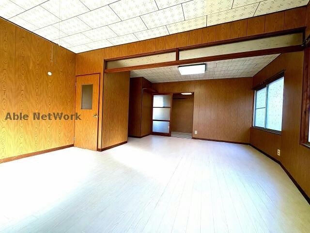 蒲郡市神明町貸家の居室(洋室13帖)