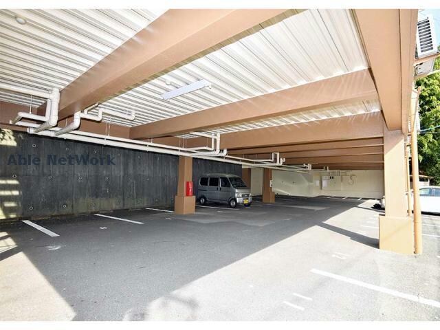 物件外観写真8　(屋根付き駐車場)