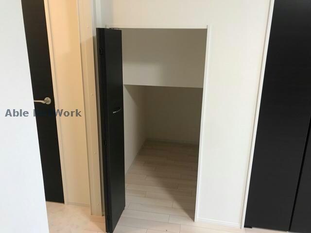 物件内観写真13　(階段下収納)