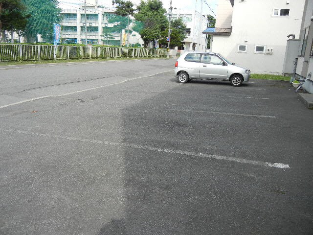 物件外観写真2　(駐車場)