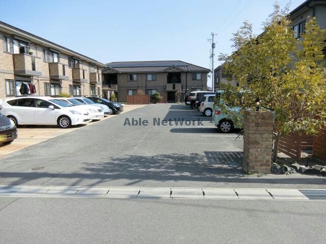 物件外観写真4　(駐車場)