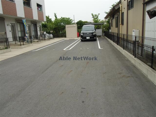 物件外観写真3　(縦列P)