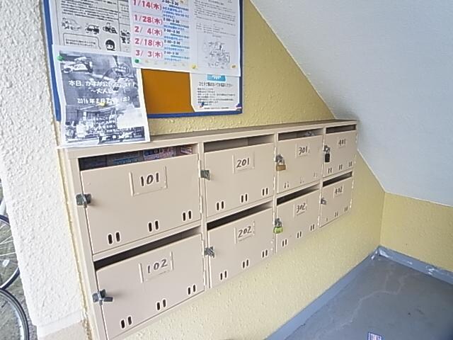 物件外観写真4　(集合郵便受け)