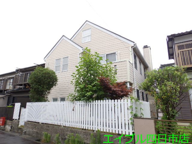 暖炉に家族が集うアメリカンハウス