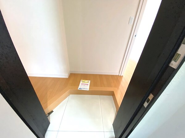 玄関(他の号室の参考画像です。)