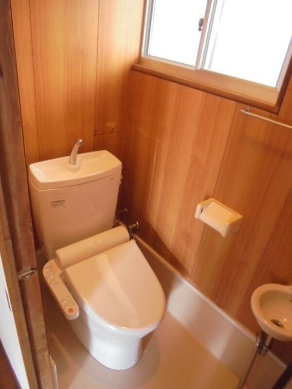 トイレ(写真は203号室です。（参考）)