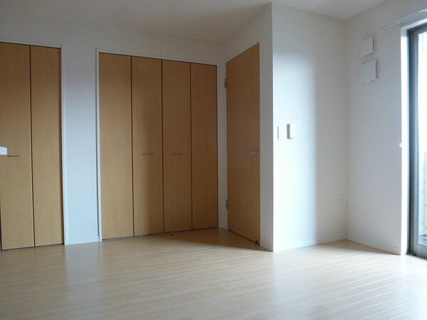 ベッドルーム(写真は103号室です（参考）)