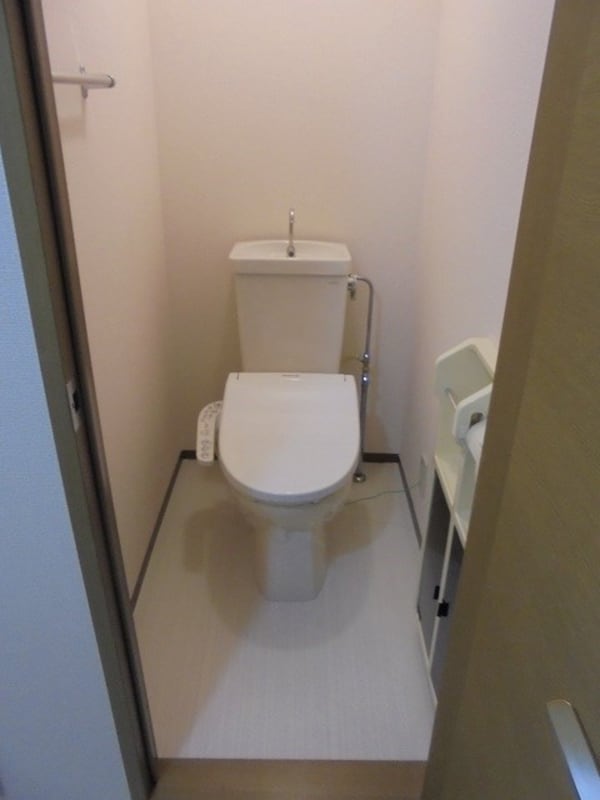 トイレ(写真は別号室です。（参考）)