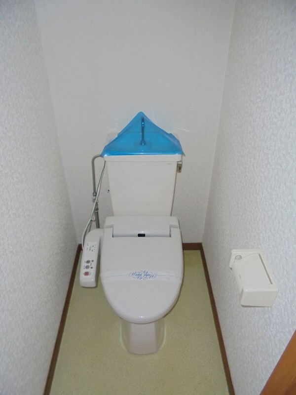 トイレ(写真は207号室です（参考）)