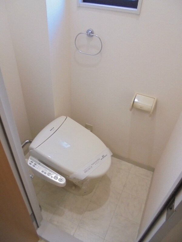 トイレ(※写真は102号室のお部屋です。)