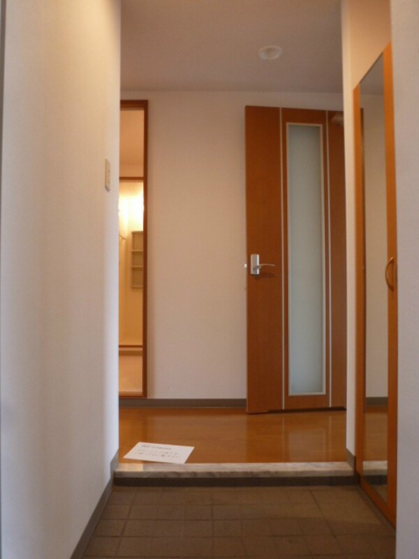 玄関(写真は301号室です)