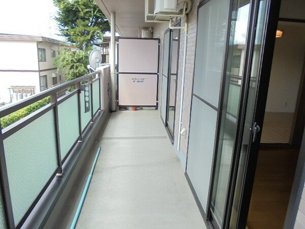 ベランダ(写真は203号室です)
