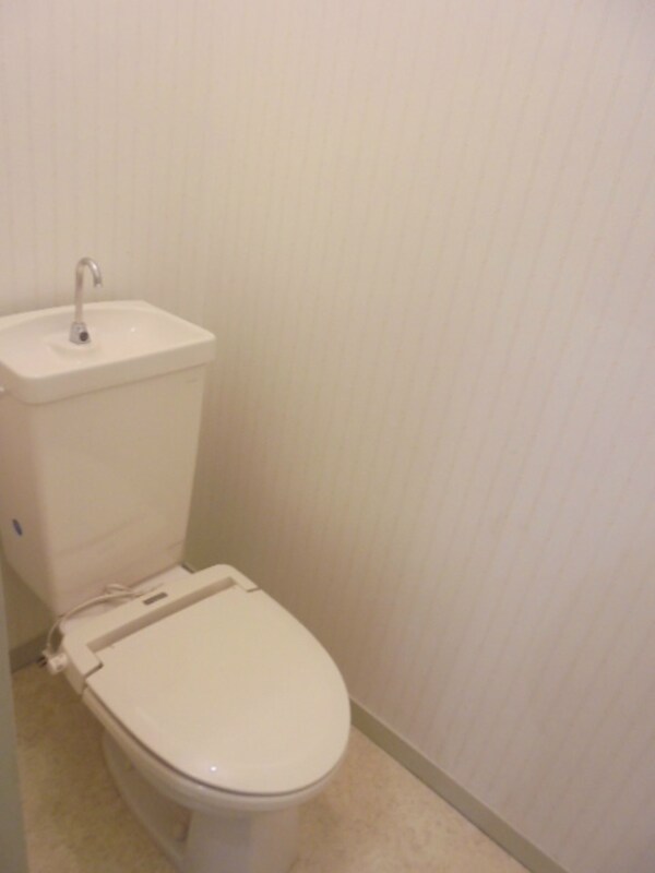 トイレ(※写真は103号室のお部屋です。)
