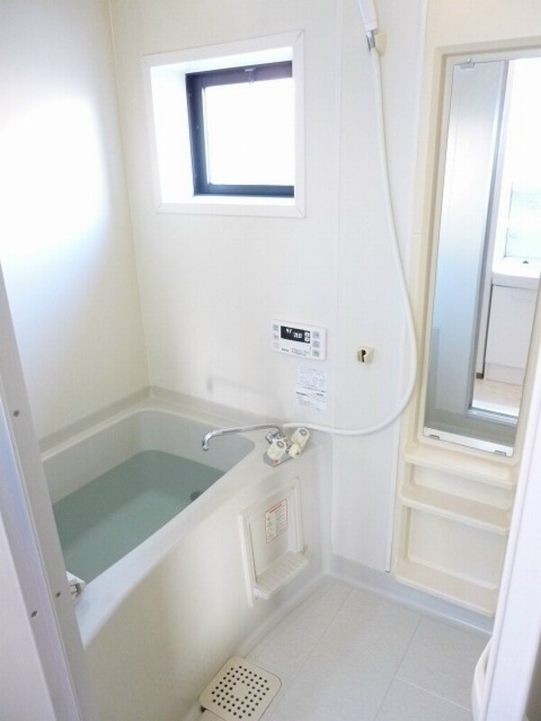 風呂画像(101号室のお部屋です)